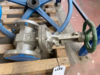 Pallet of 2 valves & 2 valve handles - 2